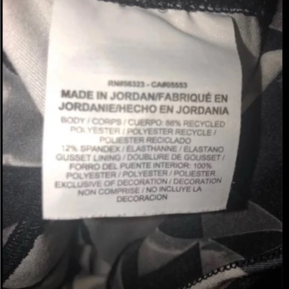 Nike One Capris in Geometric Gray Pattern; Size Medium